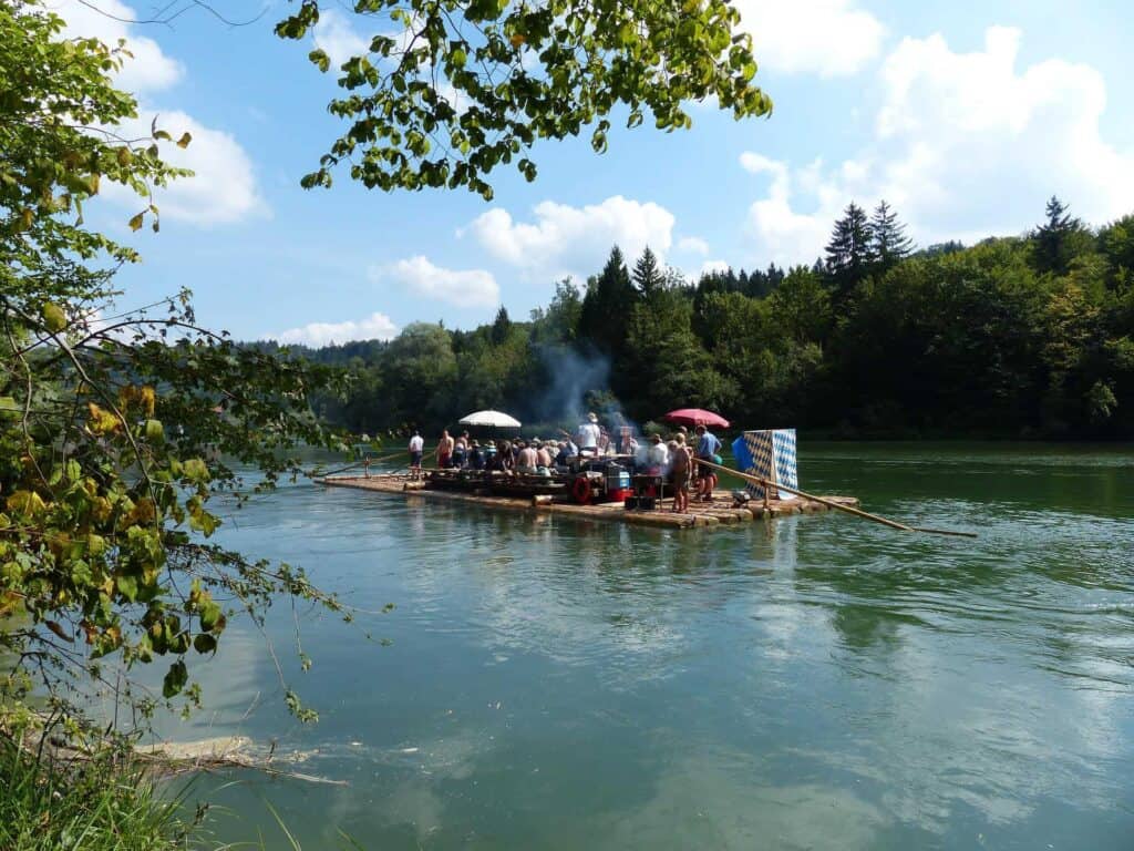 Floßfahrt auf der Loisach in Wolfratshausen