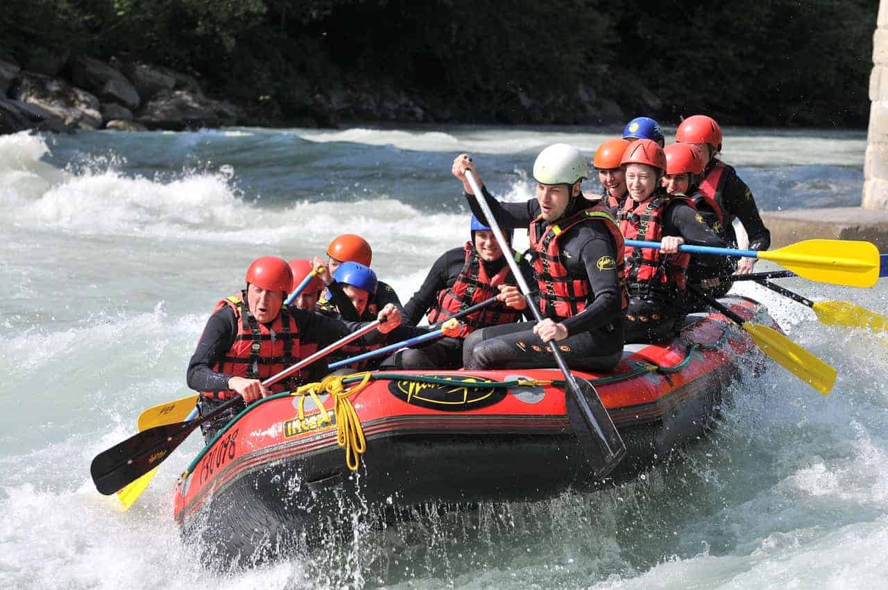 Rafting mit dem Schlauchboot auf der Isar bei Wolfratshausen